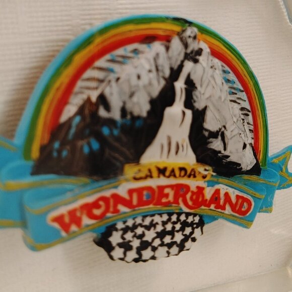 RARE Canada's Wonderland Transparent Acrylic Paper Weight Free Standing … - Picture 2 of 5